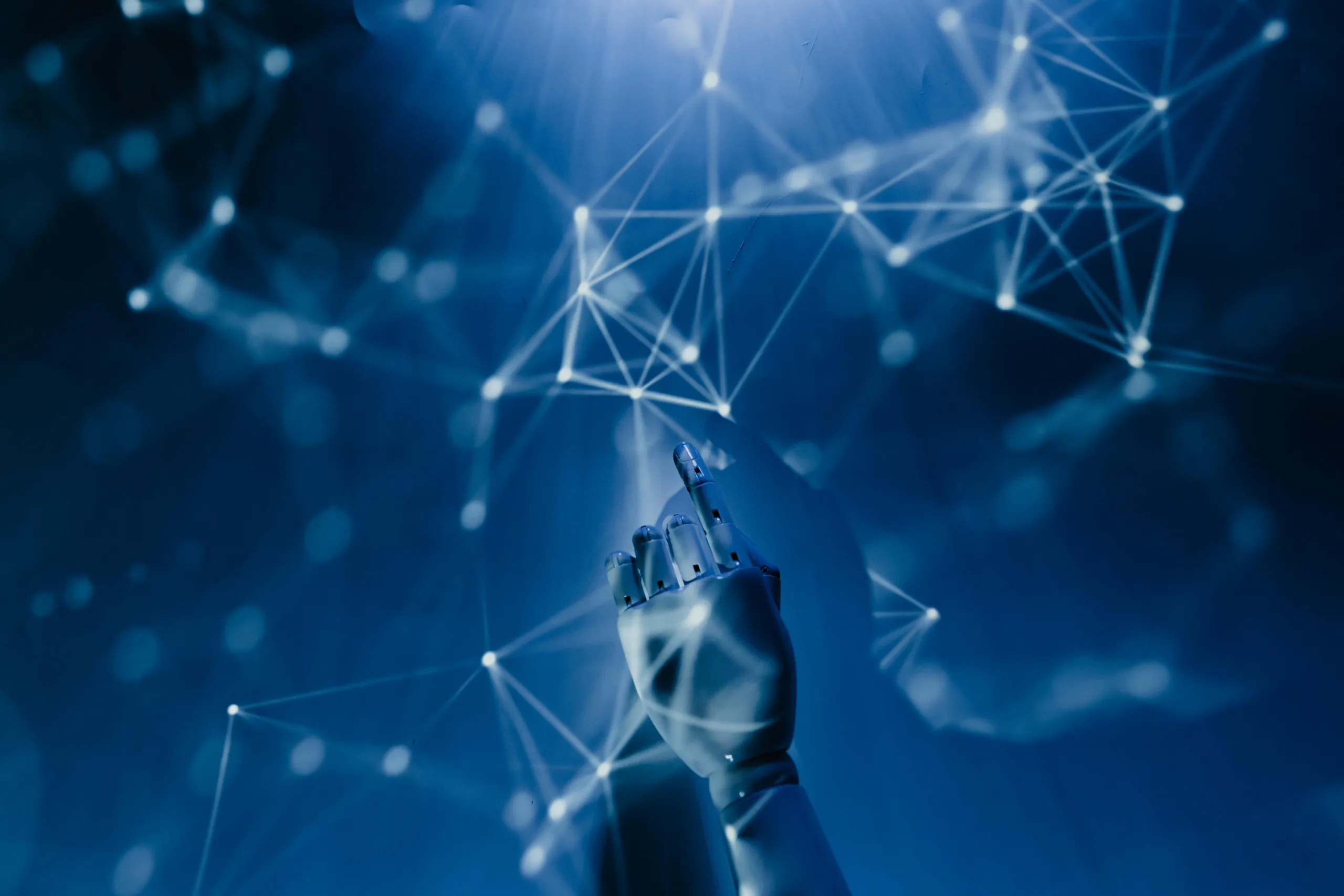 Eine Roboterhand greift nach einem digitalen Netzwerk, das die Rolle der KI in der Lieferkette und deren Einfluss auf Kollaboration und Automatisierung symbolisiert.